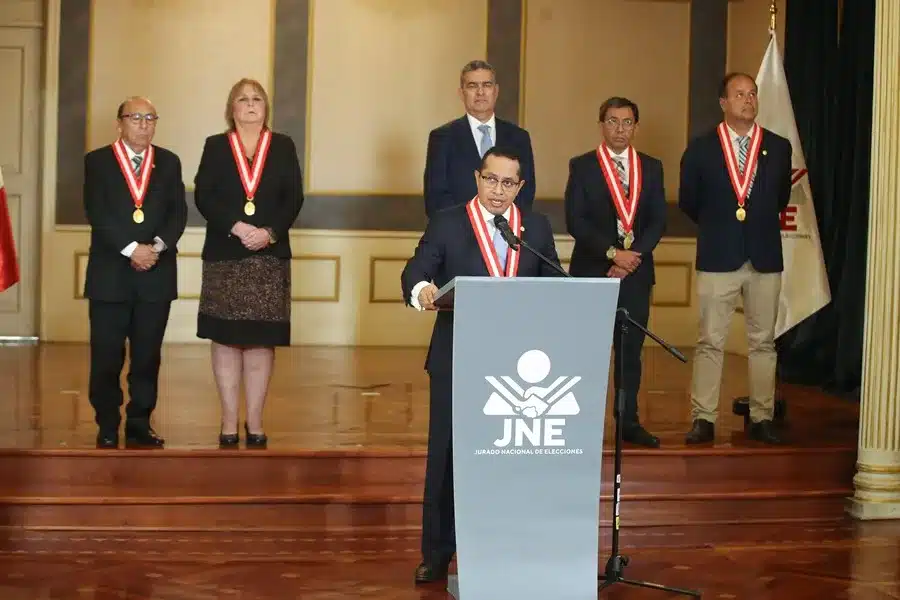 El presidente del Jurado Nacional de Elecciones (JNE), Roberto Burneo, habla en una rueda de prensa este jueves, en Lima (Perú).