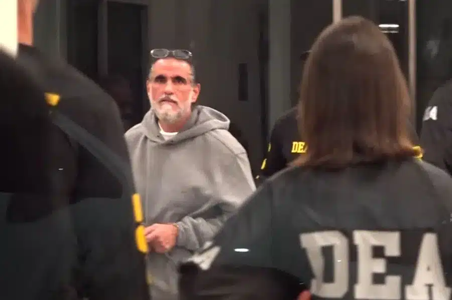 Empresario colombiano Alex Saab escoltado por agentes de la DEA a su llegada este sábado, al aeropuerto de Opa-locka, en el condado de Miami-Dade (EE.UU.).