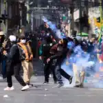 Manifestantes se enfrenta con la Policía durante una protesta, en la que exigen la renuncia del presidente Rodrigo Paz este lunes, en La Paz (Bolivia).