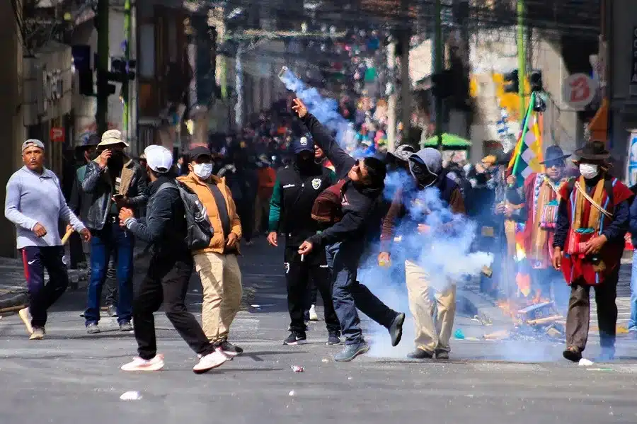 Manifestantes se enfrenta con la Policía durante una protesta, en la que exigen la renuncia del presidente Rodrigo Paz este lunes, en La Paz (Bolivia).