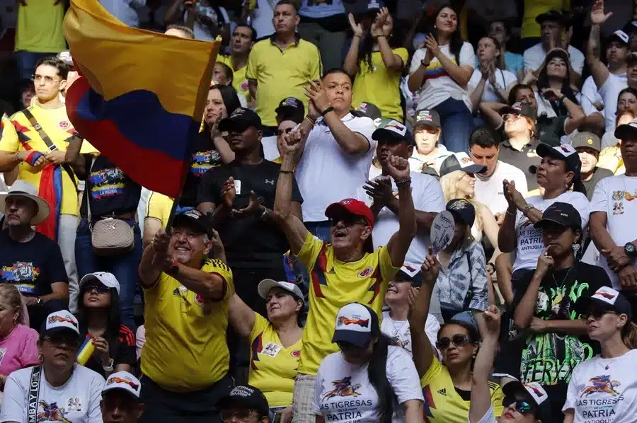 Simpatizantes del candidato a la Presidencia de Colombia Abelardo de la Espriella asisten a su cierre de campaña este domingo, en Medellín (Colombia).