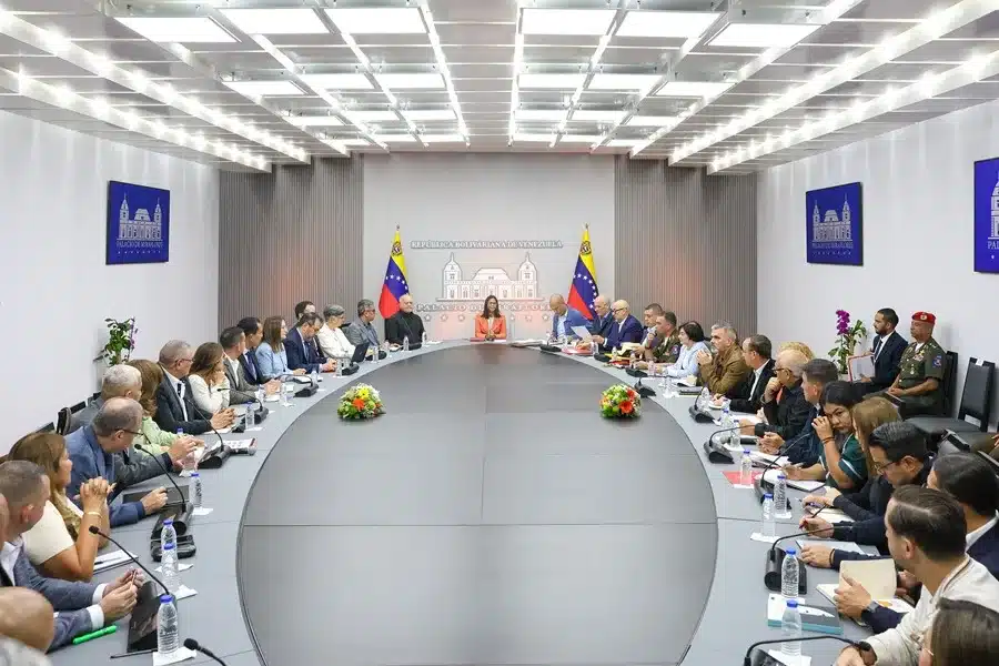 La presidenta encargada de Venezuela, Delcy Rodríguez, en el Palacio de Miraflores durante una reunión con el Consejo de Ministros este martes, en Caracas (Venezuela).