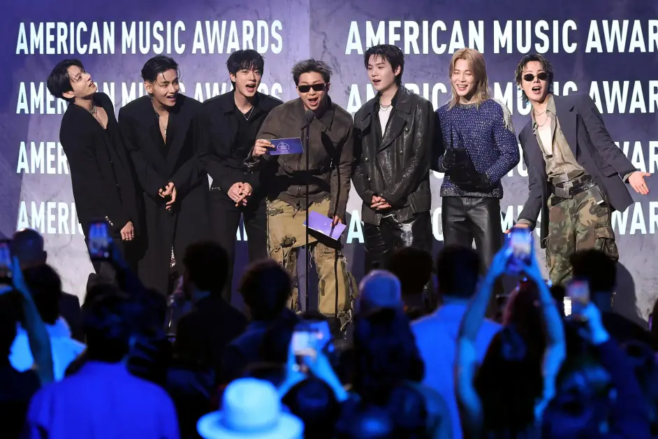Jungkook, V, Jin, RM, Suga, Jimin y J-Hope de BTS hablan en el escenario de la 52.ª edición de los American Music Awards, celebrada en el MGM Grand Garden Arena