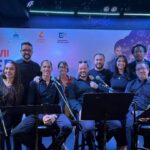 La directora general de Bellas Artes, Marianela Sallent, y el director de la Compañía Nacional de Teatro (CNT), Fausto Rojas, junto a parte del elenco de actores de la CNT.