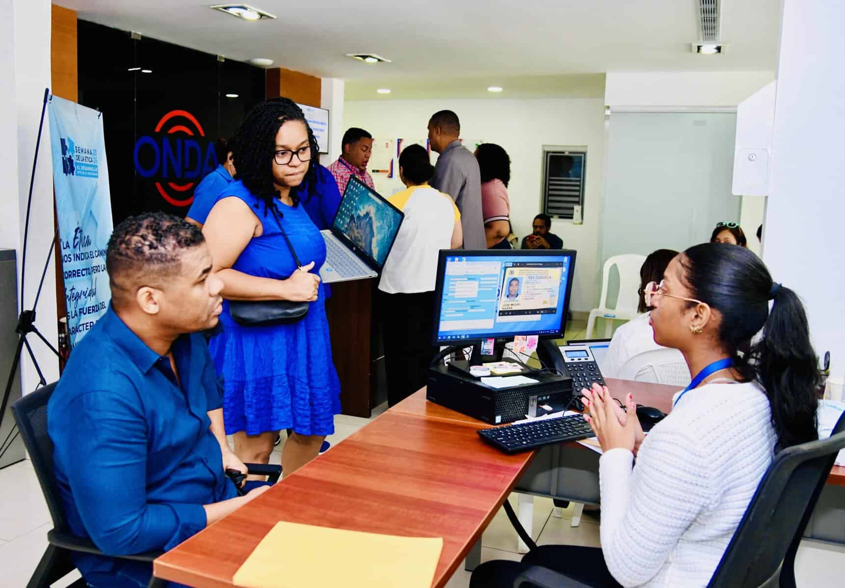 Personal de la ONDA asiste a los autores que acuden a registrar sus obras a la sede de ese organismo en el Distrito Nacional.