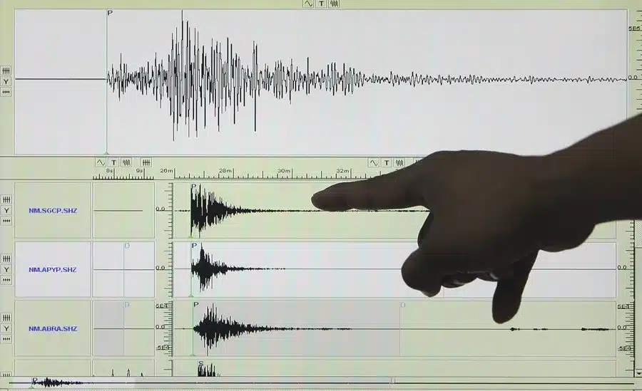Sismógrafo en el que se observa el reporte de un sismo.