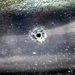 Impacto de una bala en un vehículo.