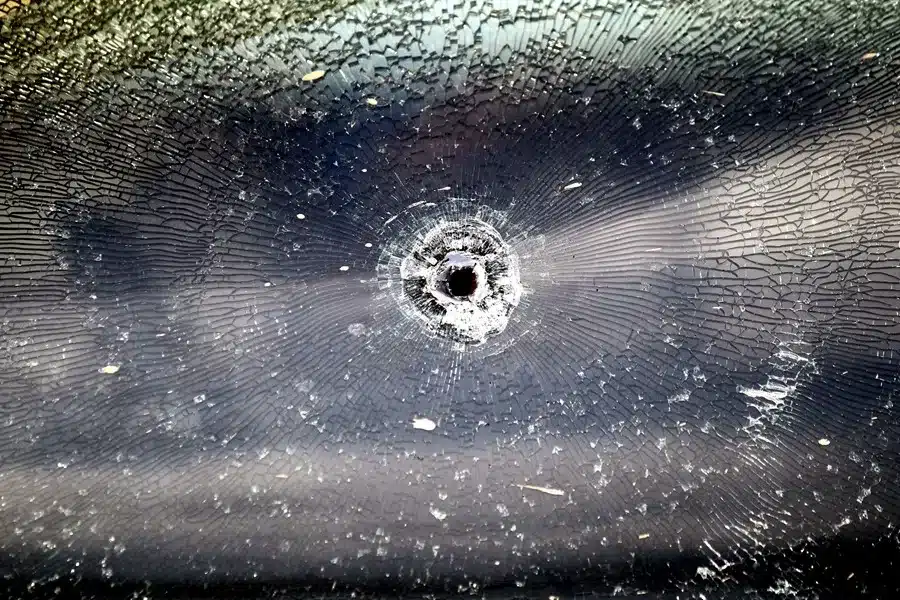 Impacto de una bala en un vehículo.