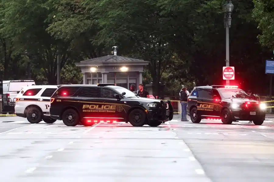 Agentes del Servicio Secreto y de la Policía en un perímetro de seguridad alrededor de la Casa Blanca este sábado, en Washington (EE.UU.).