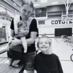 Andrea Clarice Davies con sus hijos (fuente de la foto externa).