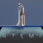 Logo del programa Artemis, frente al cohete SLS con la cápsula Orión que formaron parte de la misión Artemis II, en el Centro Espacial Kennedy, en Titusville, Florida (EE.UU.).
