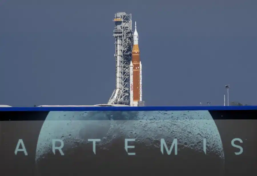 Logo del programa Artemis, frente al cohete SLS con la cápsula Orión que formaron parte de la misión Artemis II, en el Centro Espacial Kennedy, en Titusville, Florida (EE.UU.).
