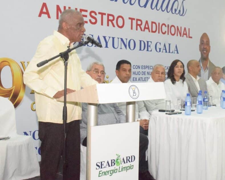 Roberto Ramírez, presidente-fundador del club Renacer, se dirige a los presentes.