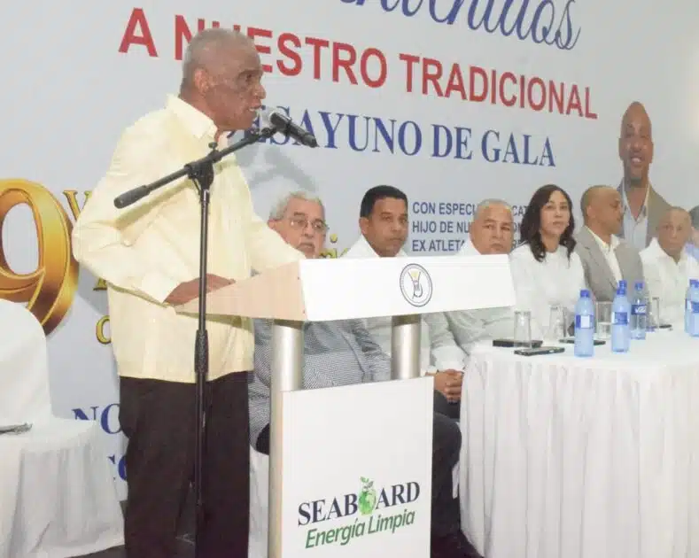 Roberto Ramírez, presidente-fundador del club Renacer, se dirige a los presentes.