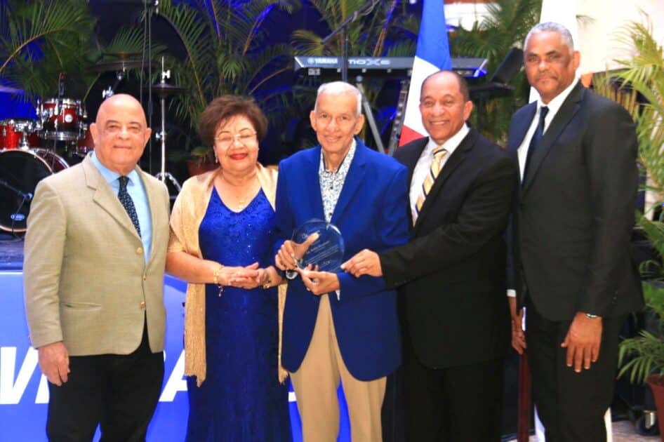 Rubén Hernández es reconocido por el club Los Prados, y le entregan Jorge Ramírez, Elsa Ogando, Héctor Estrella y Héctor Junior Gil.
