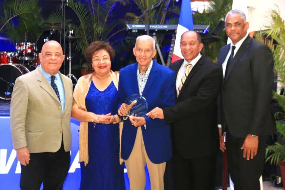 Rubén Hernández es reconocido por el club Los Prados, y le entregan Jorge Ramírez, Elsa Ogando, Héctor Estrella y Héctor Junior Gil.
