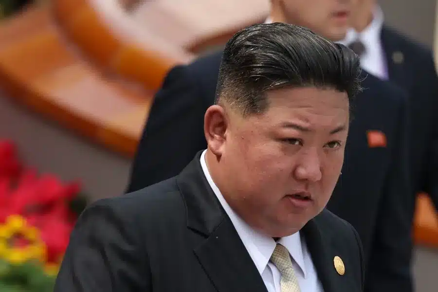 Líder norcoreano Kim Jong Un en la plaza de Tiananmen de Pekín, China.