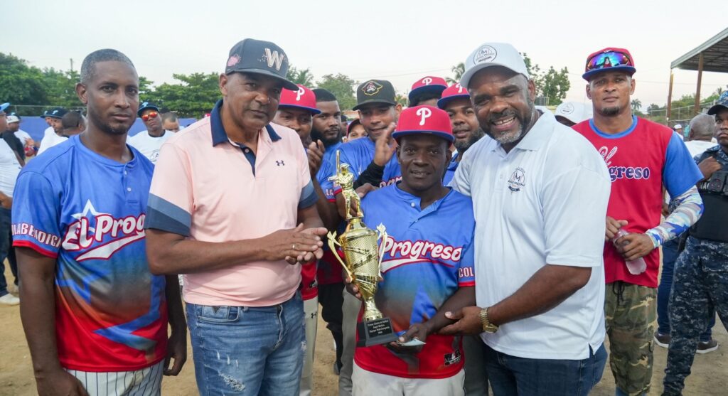Team Progreso, sub campeón del primer clásico Ángel Medina, Los Alcarrizos 2026, recibió RD$30 mil como premio y un trofeo.