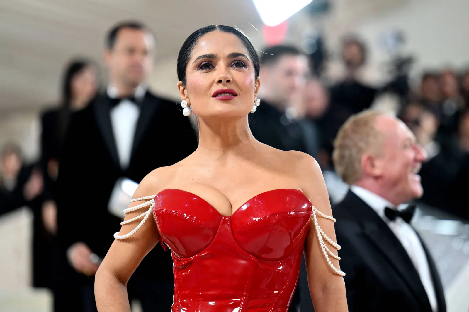 A lo largo de los años, Salma Hayek ha construido una historia en la Met Gala donde cada look suma un nuevo capítulo de estilo.ANGELA WEISS/Getty Images