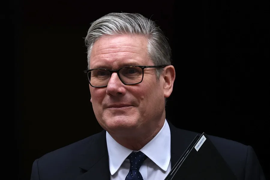 El primer ministro del Reino Unido, Keir Starmer, sale de su residencia en el número 10 de Downing Street en Londres, Gran Bretaña, el 20 de abril de 2026. EFE/EPA/NEIL HALL