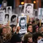 Fotografía de archivo del 20 de mayo de 2023 de personas en la Marcha del Silencio, realizada anualmente en memoria de los legisladores asesinados Zelmar Michelini y Héctor Gutiérrez Ruiz, en Montevideo (Uruguay). EFE/ Gianni Schiaffarino.