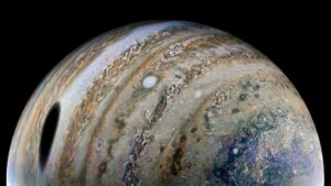 Por qué astrónomos estudian los rayos en Júpiter para entender mejor el clima en la Tierra