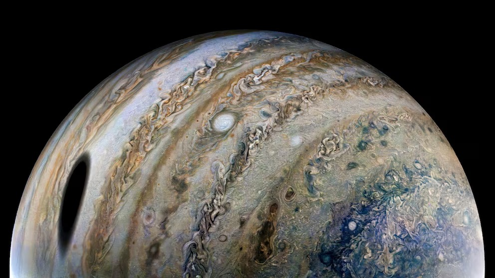 Por qué astrónomos estudian los rayos en Júpiter para entender mejor el clima en la Tierra