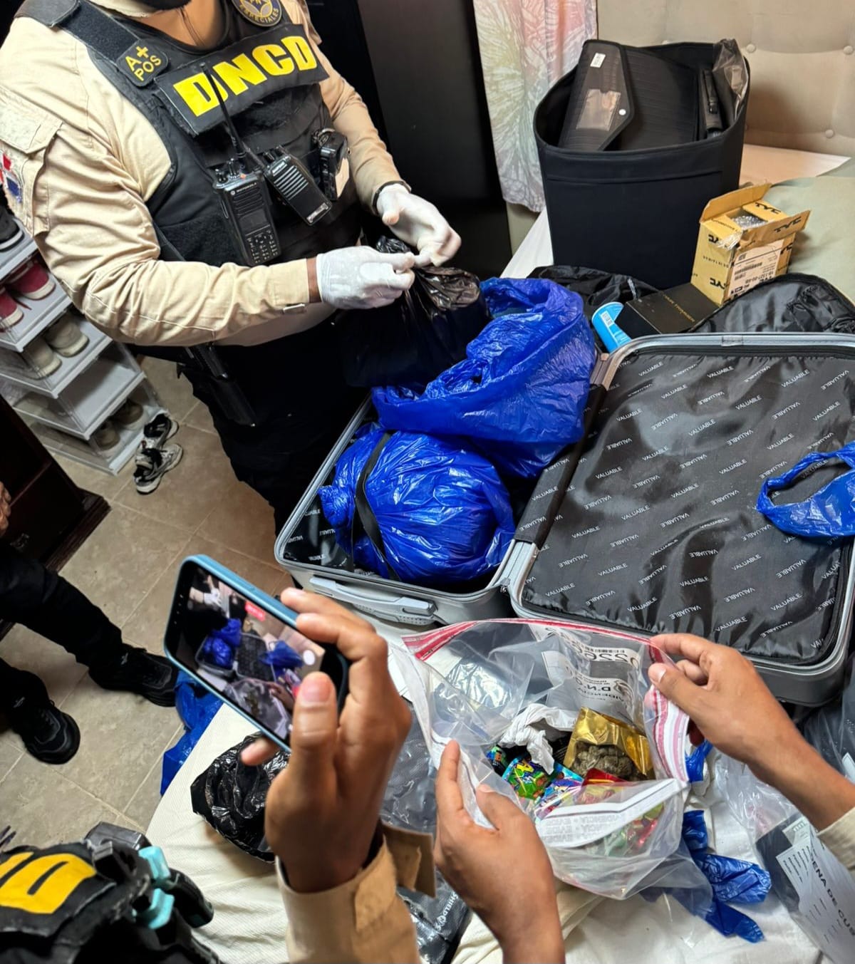 La DNCD decomisa drogas y armas.