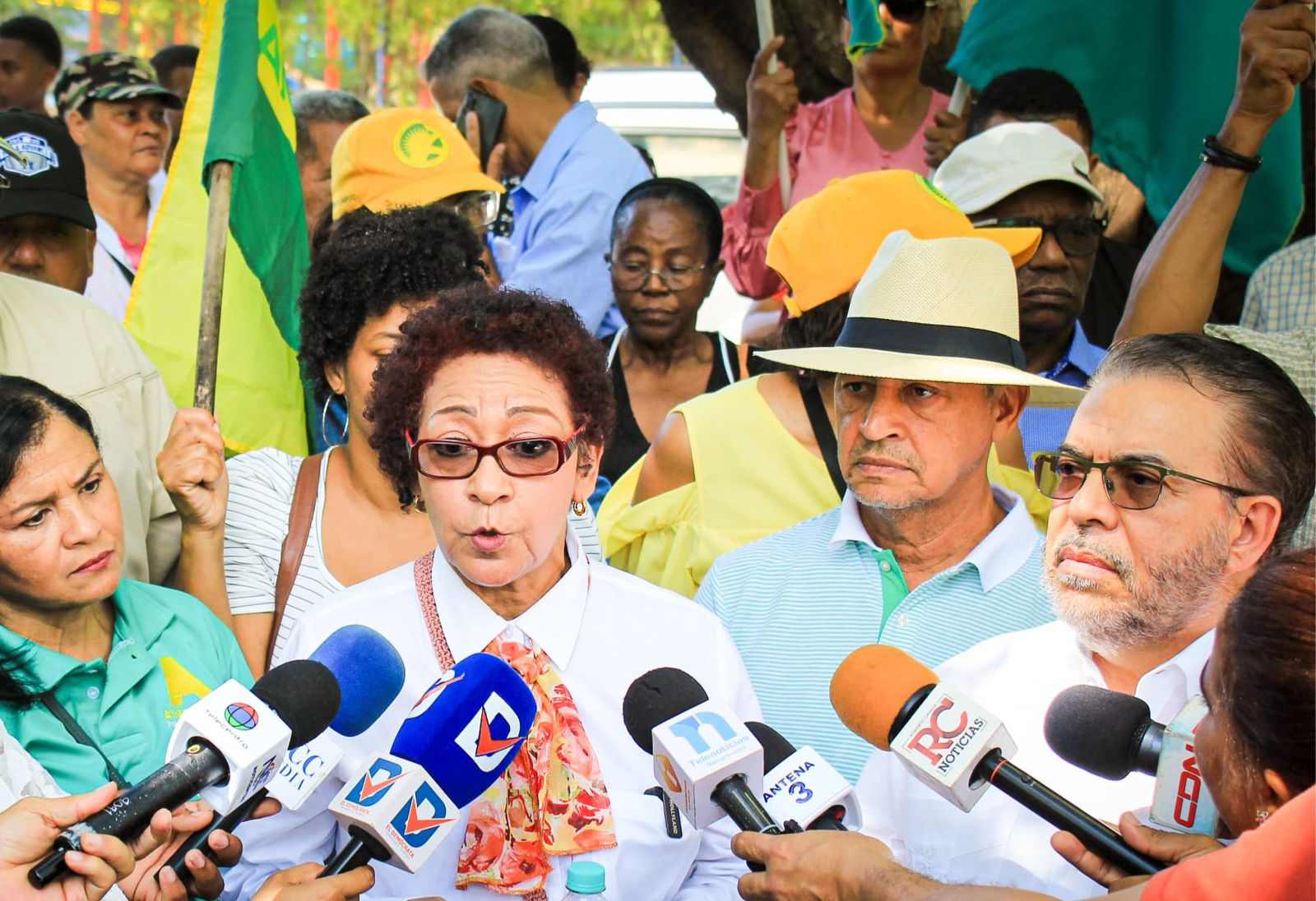 a actividad se realizó en el busto de Mauricio Báez ubicado en la avenida San Martín donde dirigentes políticos de las referidas organizaciones,