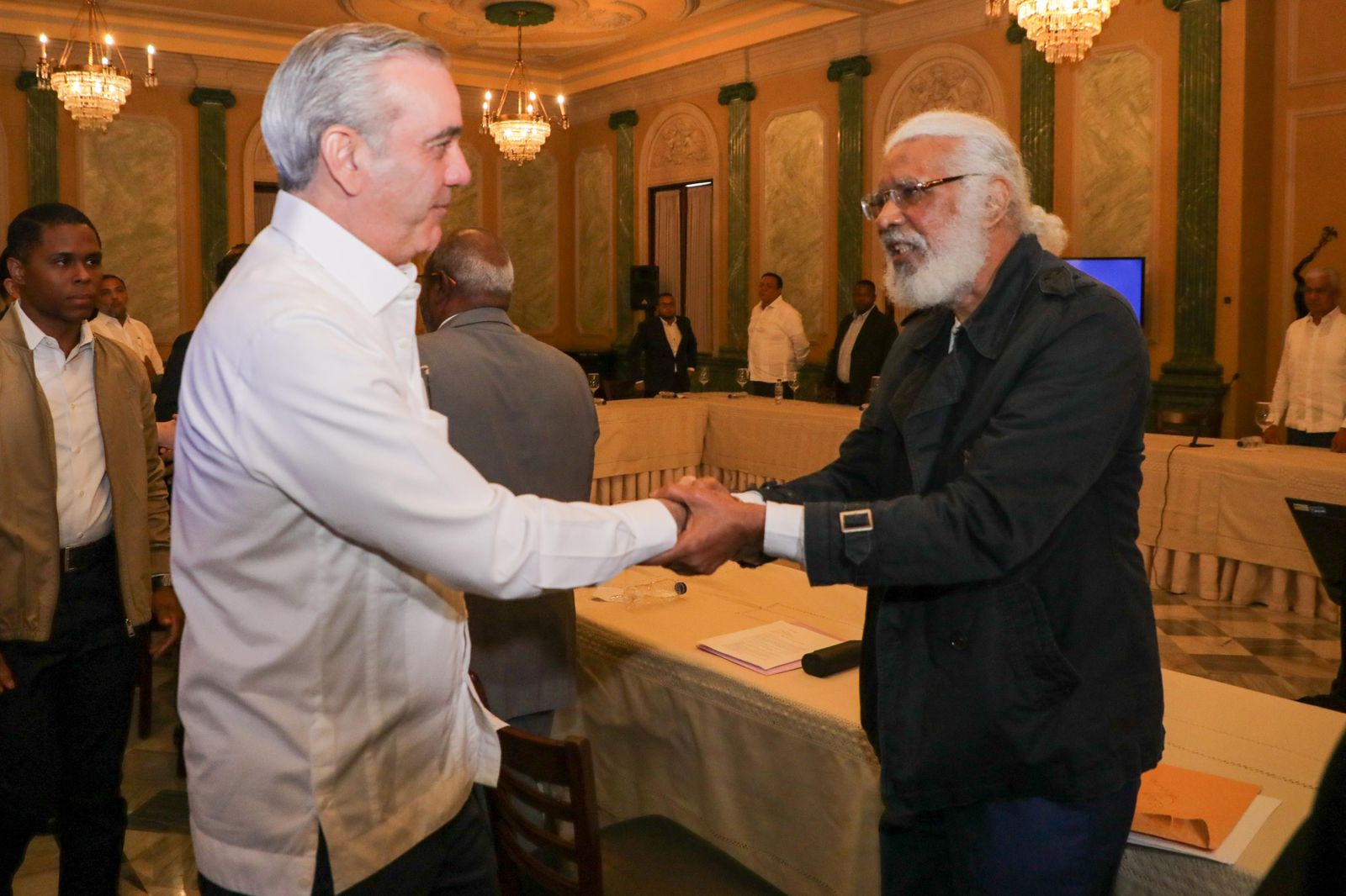 El presidente Luis Abinader saluda a Juan Hunieres, presidente de Fenatrano.