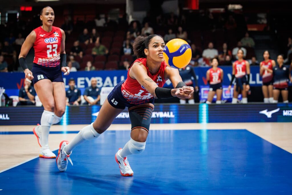 Massiel Matos se lanza de cabeza sobre una bola en uno de los encuentros 2025.