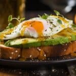 Que tan bueno es desayunar aguacate con huevos y cómo impacta esta combinación en el organismo