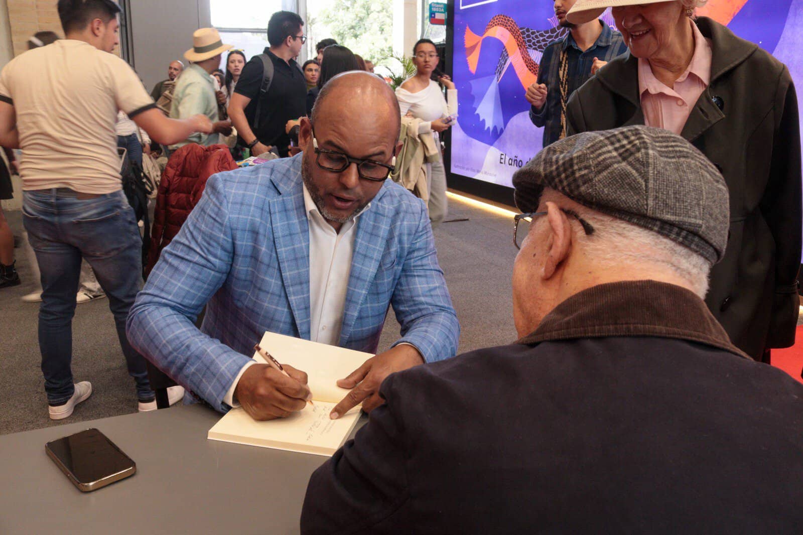Francisco Tavárez presenta libro en Bogotá.