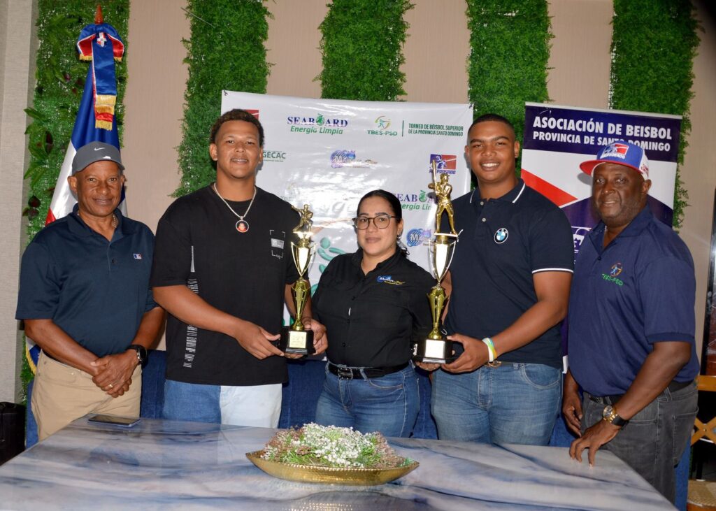 Enmanuel Torres y Abraham Milán reciben trofeos como Jugadores de la Semana.