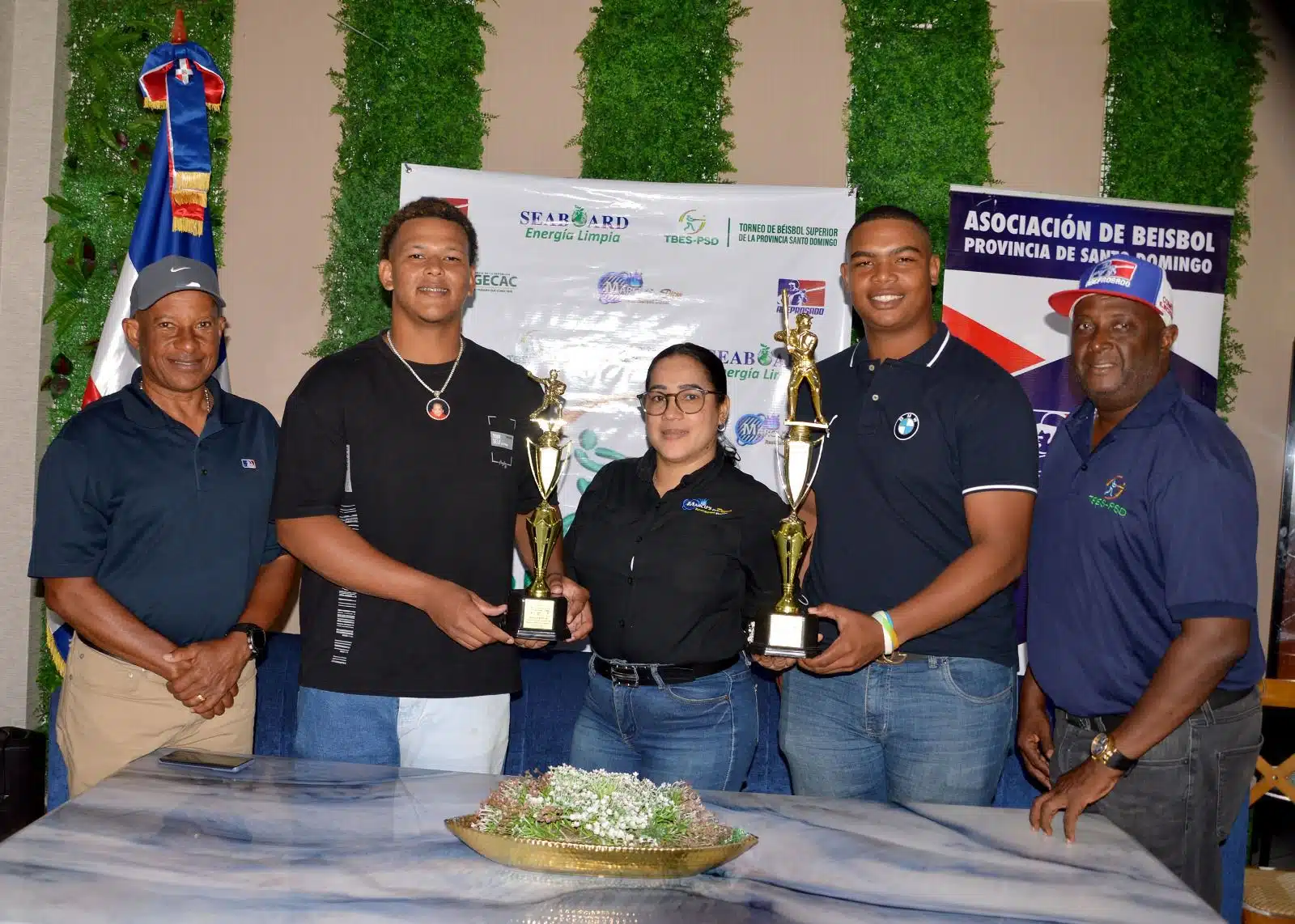 Enmanuel Torres y Abraham Milán reciben trofeos como Jugadores de la Semana.