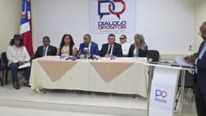 Asegurando la democracia: Opositores denuncian intento del gobierno de debilitar el sistema de parti.