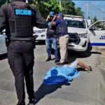 Según versiones de residentes de la zona, el cuerpo sin vida del hombre aún no identificado fue lanzado a la calle desde un motor
