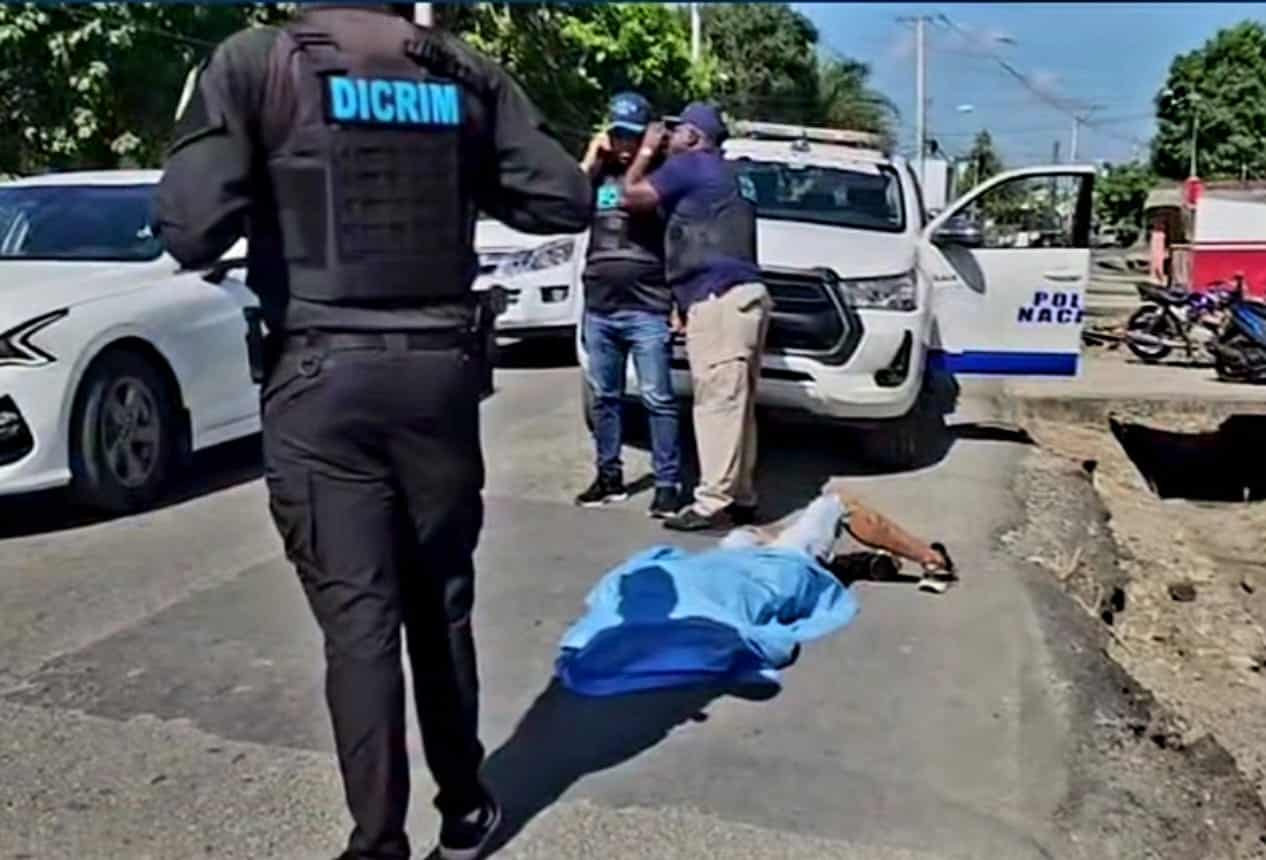 Según versiones de residentes de la zona, el cuerpo sin vida del hombre aún no identificado fue lanzado a la calle desde un motor