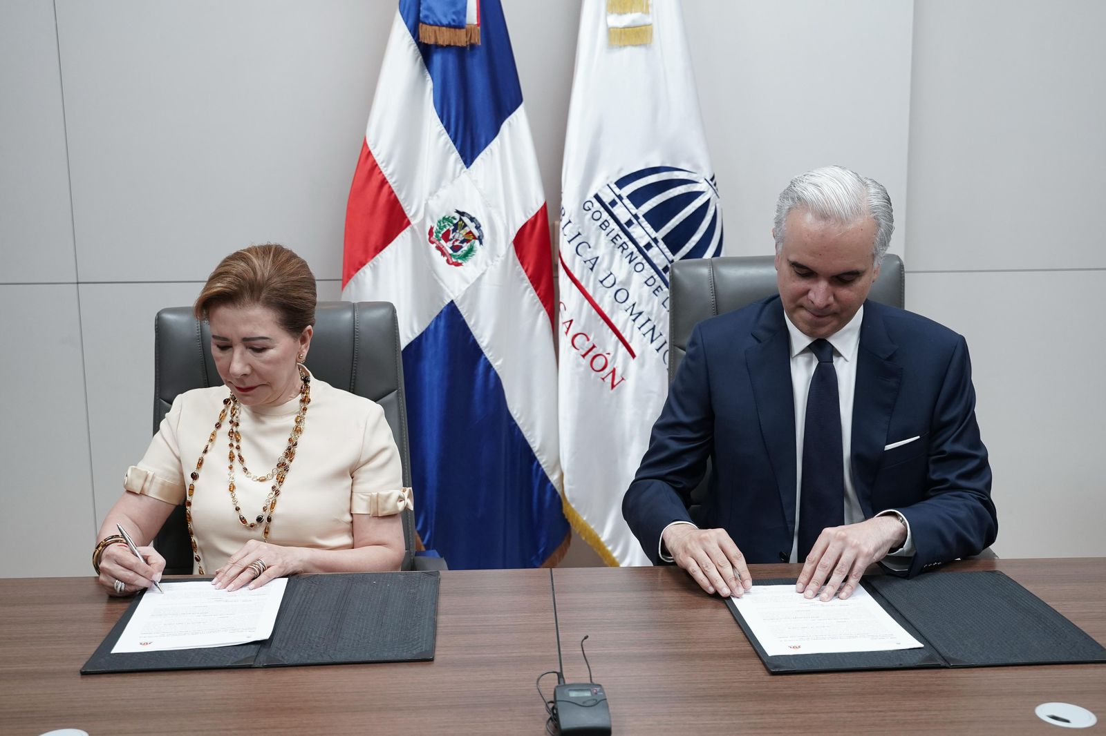 MINERD y Sur Futuro firman acuerdo.