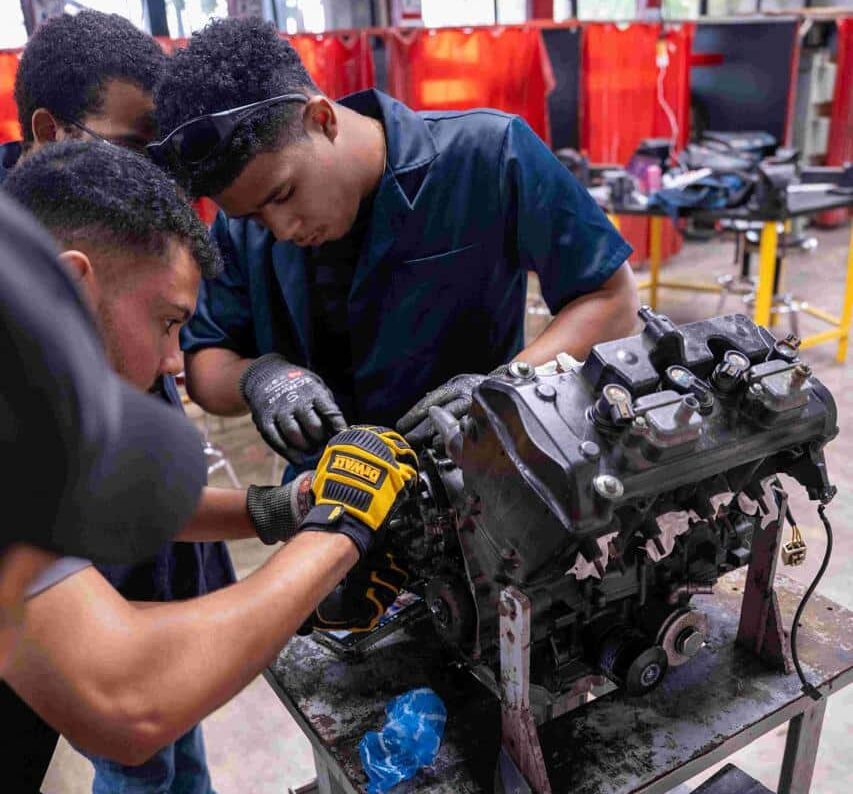 El equipo de Apolo 27 GT trabaja en la fabricación y preparación técnica del monoplaza.