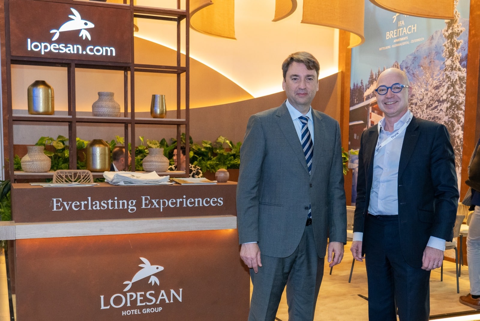 El acuerdo estratégico fue ratificado por el director general de Lopesan Hotel Group, José Alba, el director comercial, Juan Santana, y el CEO de Thynk, Pascal Petit.
