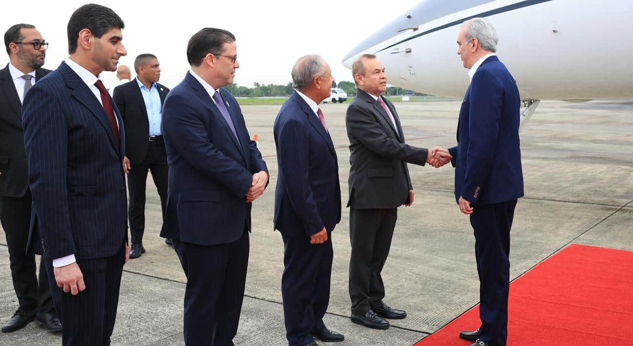 Momento en que una comitiva recibe al prsidente Luis Abinader en Panamá