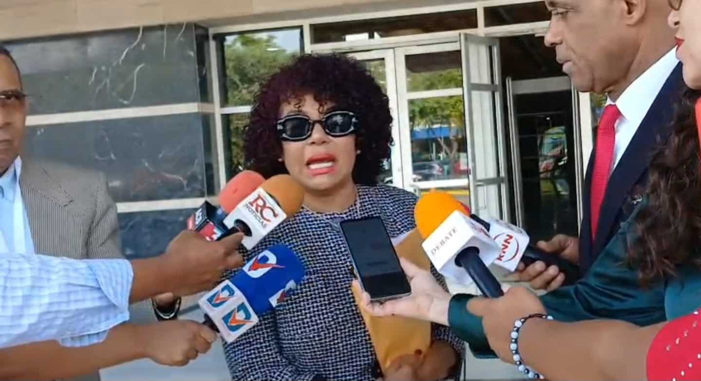 Cheddy García acude a la PGR por caso de allanamiento y robo denunciado por su hija Chelsy Bautista