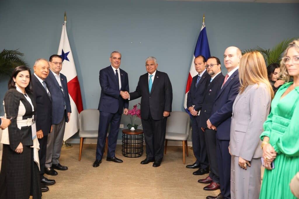 Los presidentes Luis Abinader y Raúl Mulino junto a comitivas de RD y Panamá.