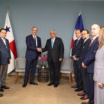 Los presidentes Luis Abinader y Raúl Mulino junto a comitivas de RD y Panamá.