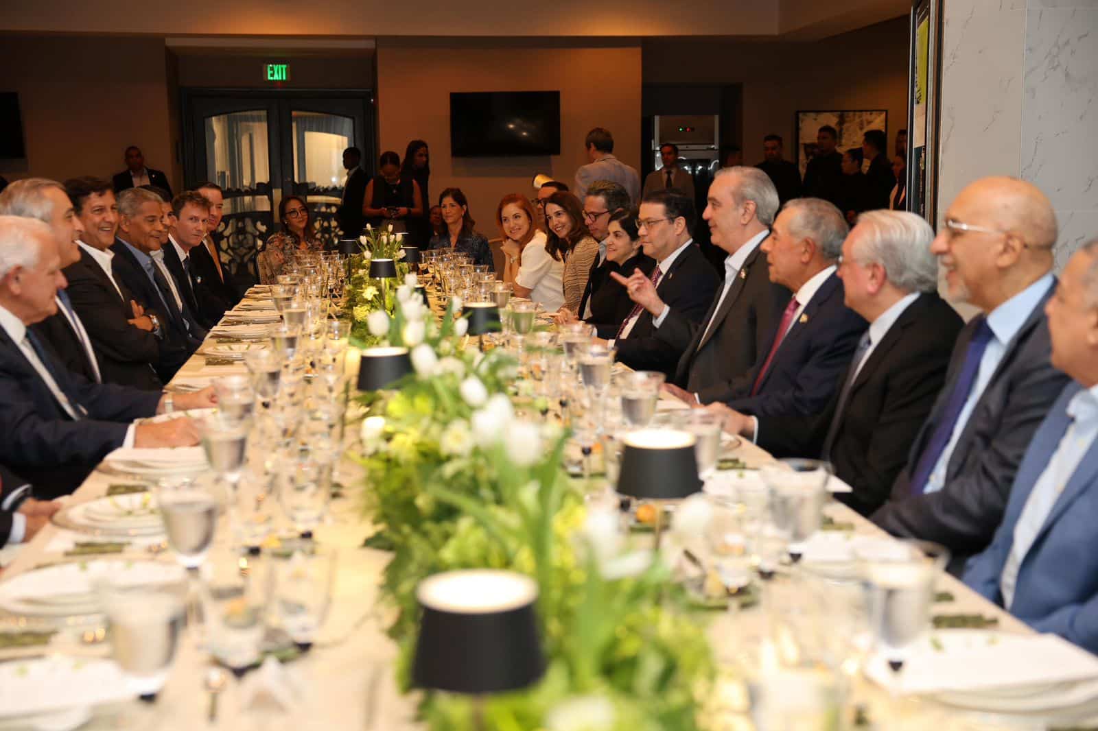 Presidente Abinader sostiene encuentro con líderes empresariales panameños para ampliar oportunidades de inversión