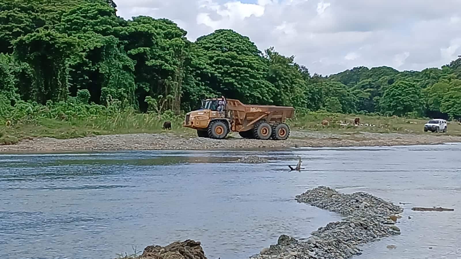 Denuncian extracción ilegal en río Haina peligra abastecimiento de agua; comunitarios marcharán este sábado