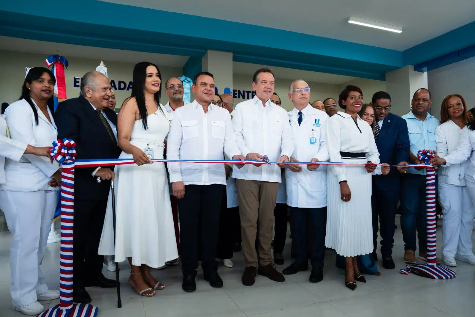 El ministro del MIVHED Víctor – Ito – Bisonó, estuvo acompañado por el director del SNS, Julio Landrón; el asesor del Poder Ejecutivo en materia de Salud, Julio Feris Iglesias; el director del Hospital General Vinicio Calventi, José Alfredo Alfaro; el diputado Sandro Sánchez, y autoridades civiles del municipio Los Alcarrizos.