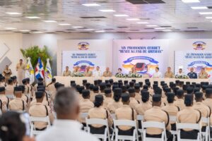 Autoridades civiles y militares participaron en la graduación de los nuevos agentes del CESMET en el Ministerio de Defensa.