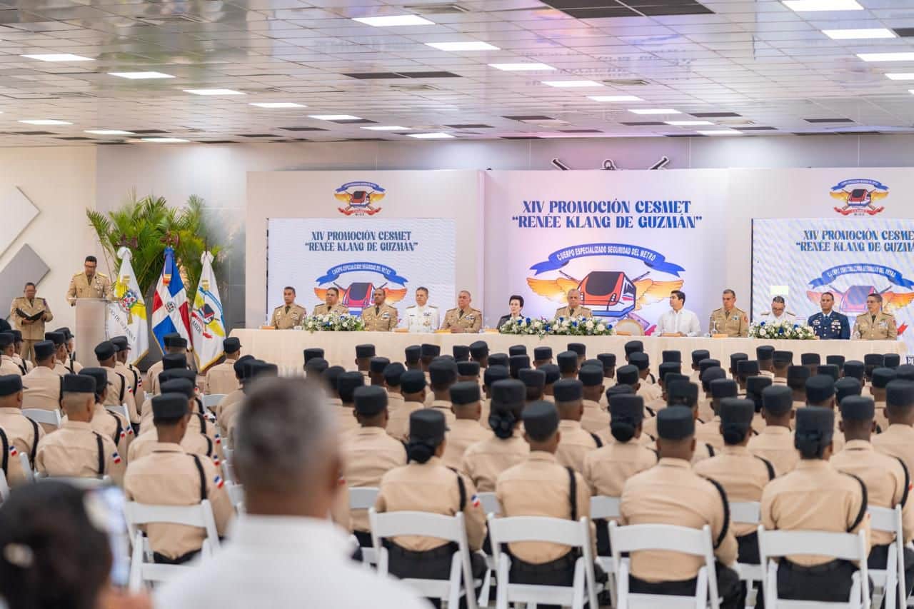 Autoridades civiles y militares participaron en la graduación de los nuevos agentes del CESMET en el Ministerio de Defensa.
